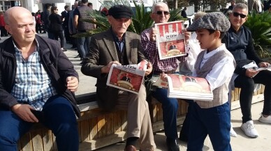 Öğrenciler Cumhuriyet'in ilan edildiğini duyuran gazete dağıttı