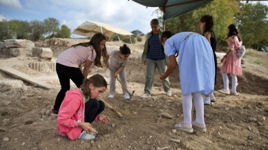 Osmaniye'de "Dünya Kız Çocukları Günü"nde kızlar antik kentteki kazılara katıldı