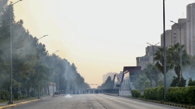 Pakistan polisi, tutuklu eski Başbakan Han'ın tahliyesini isteyen göstericilere müdahale etti