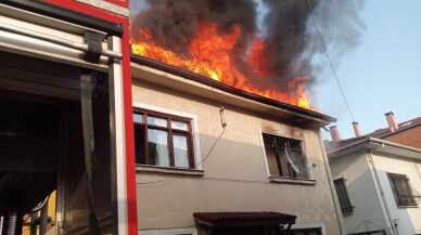Sakarya'da çıkan yangında biri tarihi 3 ev zarar gördü