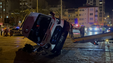 Samsun'da tramvayla ambulansın çarpışması sonucu 4 kişi yaralandı
