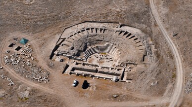 Savatra'da kuyu mezarlarda bulunan toprak kaplardan çıkan bebek kemikleri inceleniyor