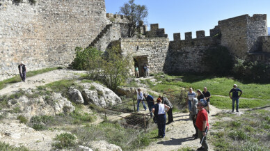 Sinop'ta sarp kayalıklar üzerine kurulu Boyabat Kalesi dikkat çekiyor