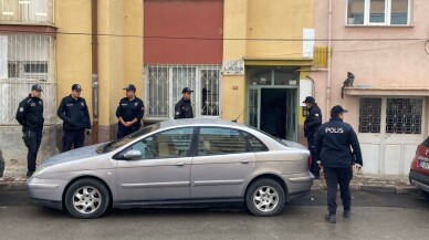 Sivas'ta emekli öğretmen, tartıştığı baba ve oğlu tabancayla yaraladı