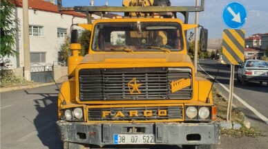 Sivas'ta iş makinesi ile çarpışan servis aracındaki 4 öğrenci yaralandı