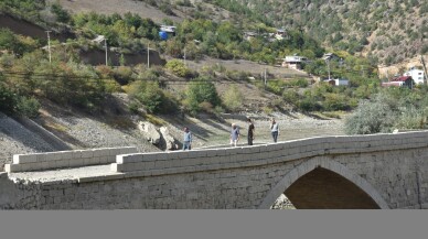 Sular çekilince tarihi köprü ortaya çıktı