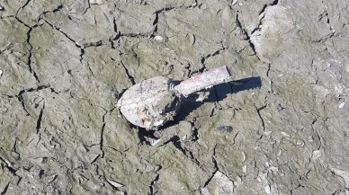 Suyun çekildiği baraj gölünde el bombası bulundu