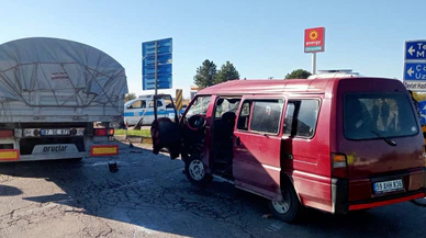 Tekirdağ'da tır ile panelvanın çarpışması sonucu 12 kişi yaralandı