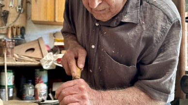 Ustasından kalan şerit testereyle 89 yaşında eşya üretiyor