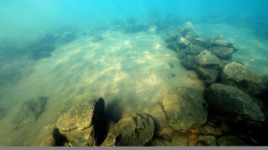 Van Gölü'nün çekilmesiyle görünür hale gelen yapı kalıntıları su altından görüntülendi