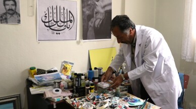 Yatılı okulda aile hasretiyle çizmeye başladı, halen resimlerle yaşıyor