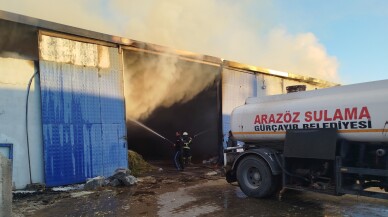 Yem deposunda çıkan yangında 20 bin balya saman ve iş makinesi yandı