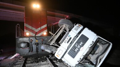 Yolcu treni raylarda bırakılan beton pompası aracına çarptı