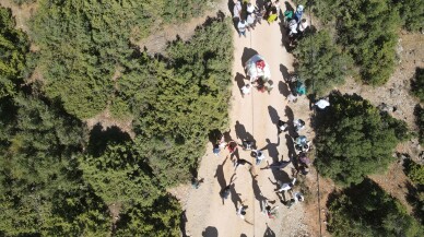 Yörük düğününde damat yalın ayak yürüdü, kara kazan üstünde zeybek oynadı