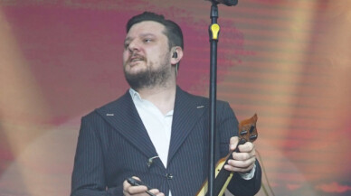 Ekin Uzunlar'ın kafasına para attılar