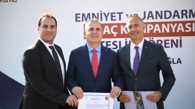 Alptekin Polat'a Bodrum'a katkılarından dolayı plaket