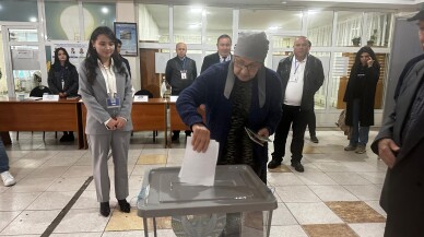 Özbekistan halkı genel seçim için sandık başında