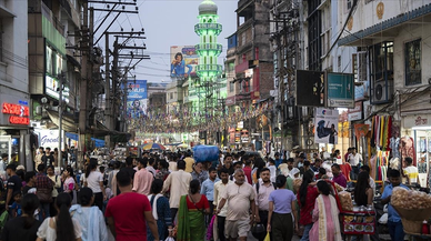 Hindistan'a yaklaşan tropik fırtına nedeniyle 300 bin kişi tahliye edildi