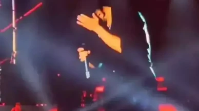 Ünlü şarkıcıya sahnede şok saldırı!