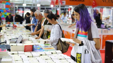 14. Antalya Kitap Fuarı ziyaretçilerini ağırlamaya devam ediyor