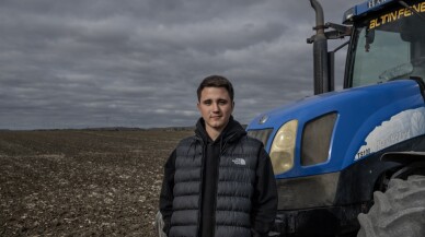 19 yaşındaki ikiz kardeşler 5 bin dönümlük tarlayı ekiyor