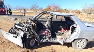 2 otomobilin çarpıştığı kazada 1 kişi öldü, 3 kişi yaralandı