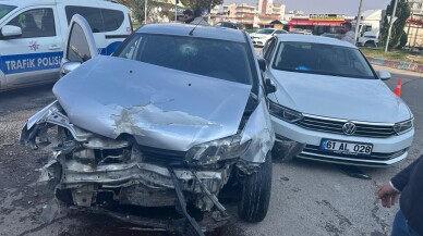 Adıyaman'da iki  otomobilin çarpıştığı kazada 4 kişi yaralandı
