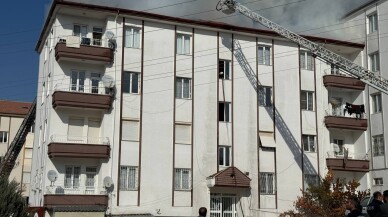 Aksaray'da 5 katlı binanın çatısında çıkan yangın söndürüldü