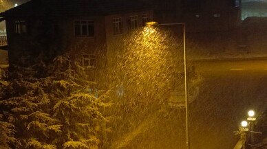 Anadolu Otoyolu ve D-100 kara yolunda kar yağışı ulaşımda aksamalara neden oluyor