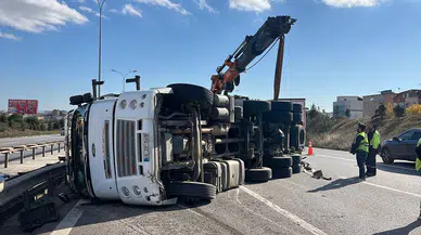 Anadolu Otoyolu'nun Kocaeli kesiminde devrilen kamyon ulaşımı aksattı