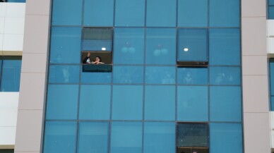 Anaokulu öğrencileri, lösemili akranları için gökyüzüne balon bıraktı