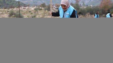 Antalya'da kız öğrenciler, yangından zarar gören bahçeye fidan dikti