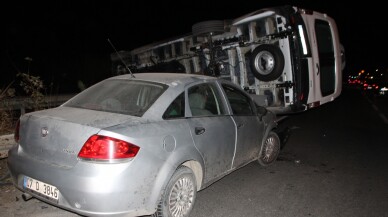 Antalya'da servis minibüsü ile otomobil çarpıştı