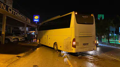 Antalya'da tur otobüsü ile çarpışan otomobilin sürücüsü öldü