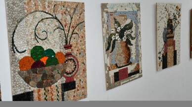 Arnavutluk sahillerinden topladığı taşları sanat eserine dönüştürüyor