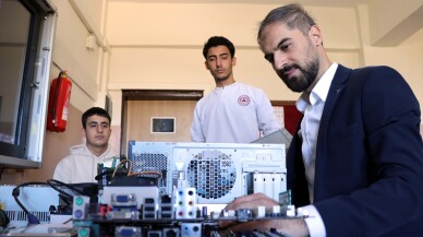 Atıl bilgisayarları yenileyip okullara hediye ediyor