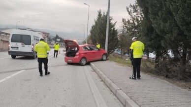Aydınlatma direğine çarpan otomobilde biri ağır 3 kişi yaralandı