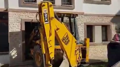 Bartın'da freni arızalanan iş makinesinin girdiği evde 1 kişi yaralandı