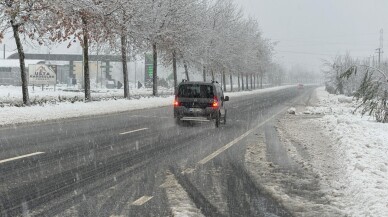 Bolu ve Düzce'de kar yağışı sürüyor