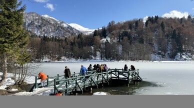 Borçka Karagöl Tabiat Parkı'nda kış ve sonbahar bir arada yaşanıyor