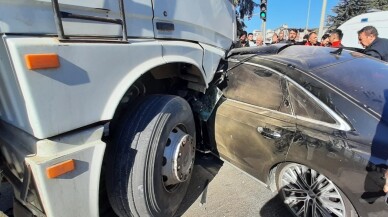 Burdur'da otomobille kamyonun çarpıştığı kazada 4 kişi yaralandı