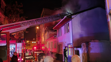 Bursa'da iki katlı ahşap ev yandı