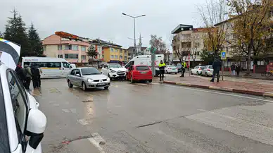 Cip ile otomobilin karıştığı kazada anne ile oğlu yaralandı