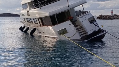 Datça'da kayalığa çarpan motor yat hasar aldı