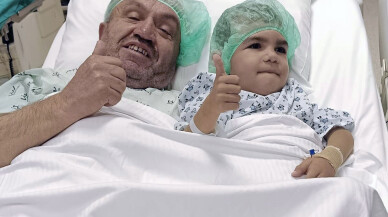 Dede ve torun böbrek nakli için ameliyathaneye aynı sedyede girdi