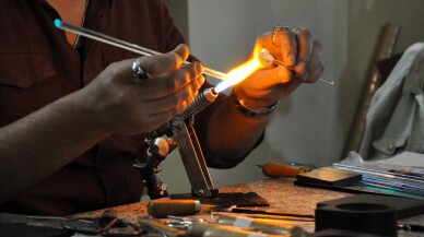 Doğanın zarafetini ateşte şekil verdiği camla yansıtıyor