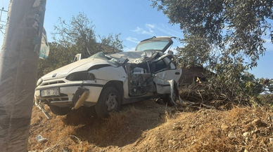 Elektrik direğine çarpan otomobilin sürücüsü yaşamını yitirdi