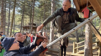 Engelli öğrencilerin boyadığı kuş evleri tabiat parkına yerleştirildi