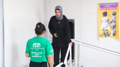 Enkazdan kurtarılan kadın hayatını protezlerle sürdürüyor