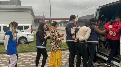 Evden hırsızlık yaptıkları iddiasıyla yakalanan 4 zanlı tutuklandı